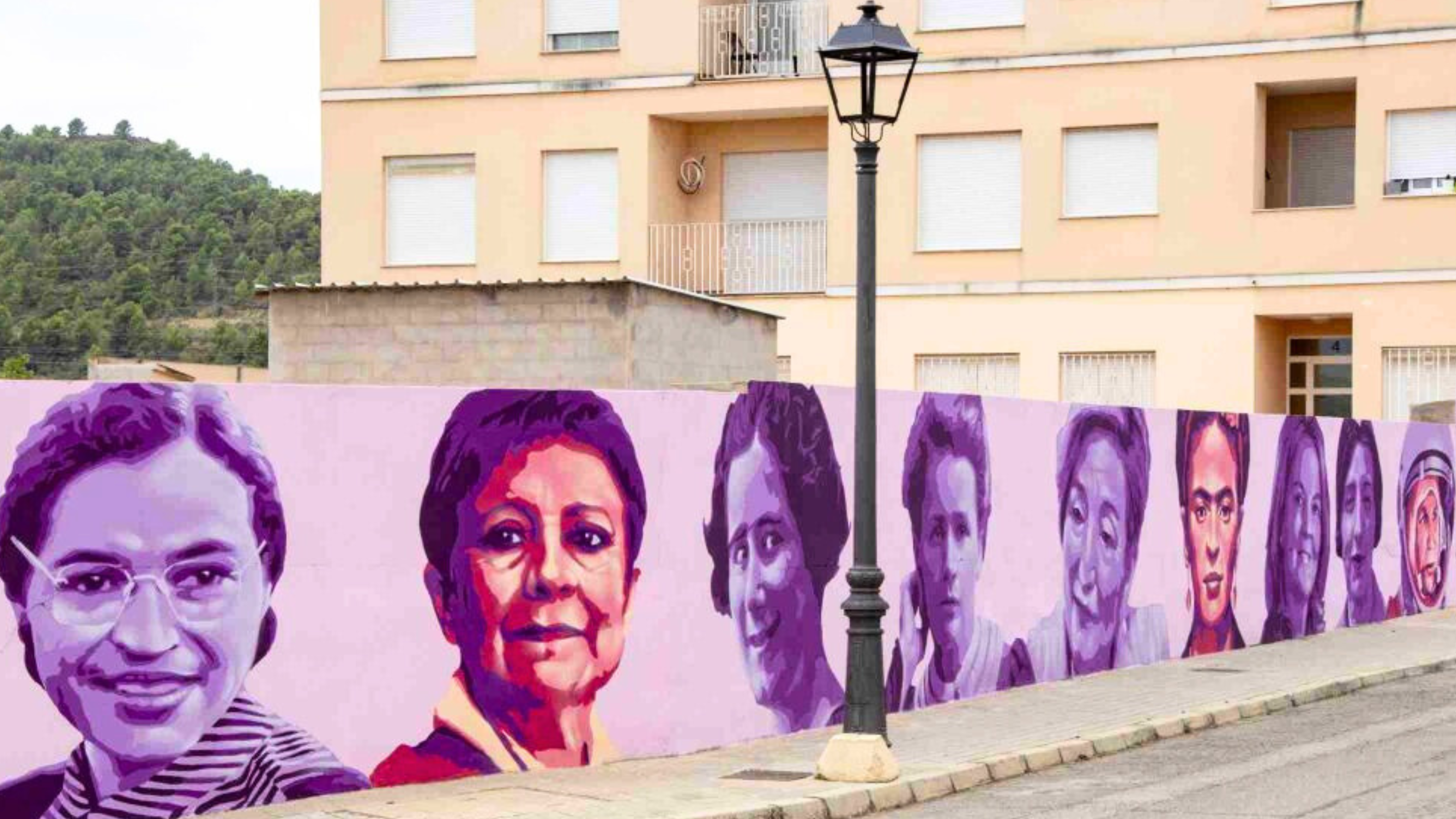 El mural «La unión hace la fuerza» en Geldo, creado por el colectivo artístico Unlogic Crew, incluye el rostro de la Dra. Pilar Mateo Herrero junto a otras 14 mujeres destacadas, como (entre otras): Valentina Tereskonova, cosmonauta soviética; María Zambrano, intelectual y filósofa española; la pintora mexicana Frida Kahlo; la Premio Nobel de Química, Marie Curie; la sufragista Clara Campoamor; la activista antirracista Rosa Parks; Ana Lluch, investigadora contra el cáncer de mama y Purificación Escribano, catedrática de Química Inorgánica.
Esta obra, que replica un mural vandalizado en Madrid, rinde homenaje a figuras femeninas influyentes en diversos campos. La Dra. Mateo, reconocida científica valenciana e investigadora de la enfermedad de Chagas, es destacada como una de las tres mujeres referentes de la Comunidad Valenciana en el mural. Su inclusión en esta obra de arte urbano refleja el reconocimiento a su contribución científica y su impacto en la sociedad, especialmente en la lucha contra enfermedades endémicas vinculadas a la pobreza. Este mural no solo celebra los logros de Pilar Mateo, sino que también sirve como inspiración para futuras generaciones, promoviendo la visibilidad de las mujeres en la ciencia.